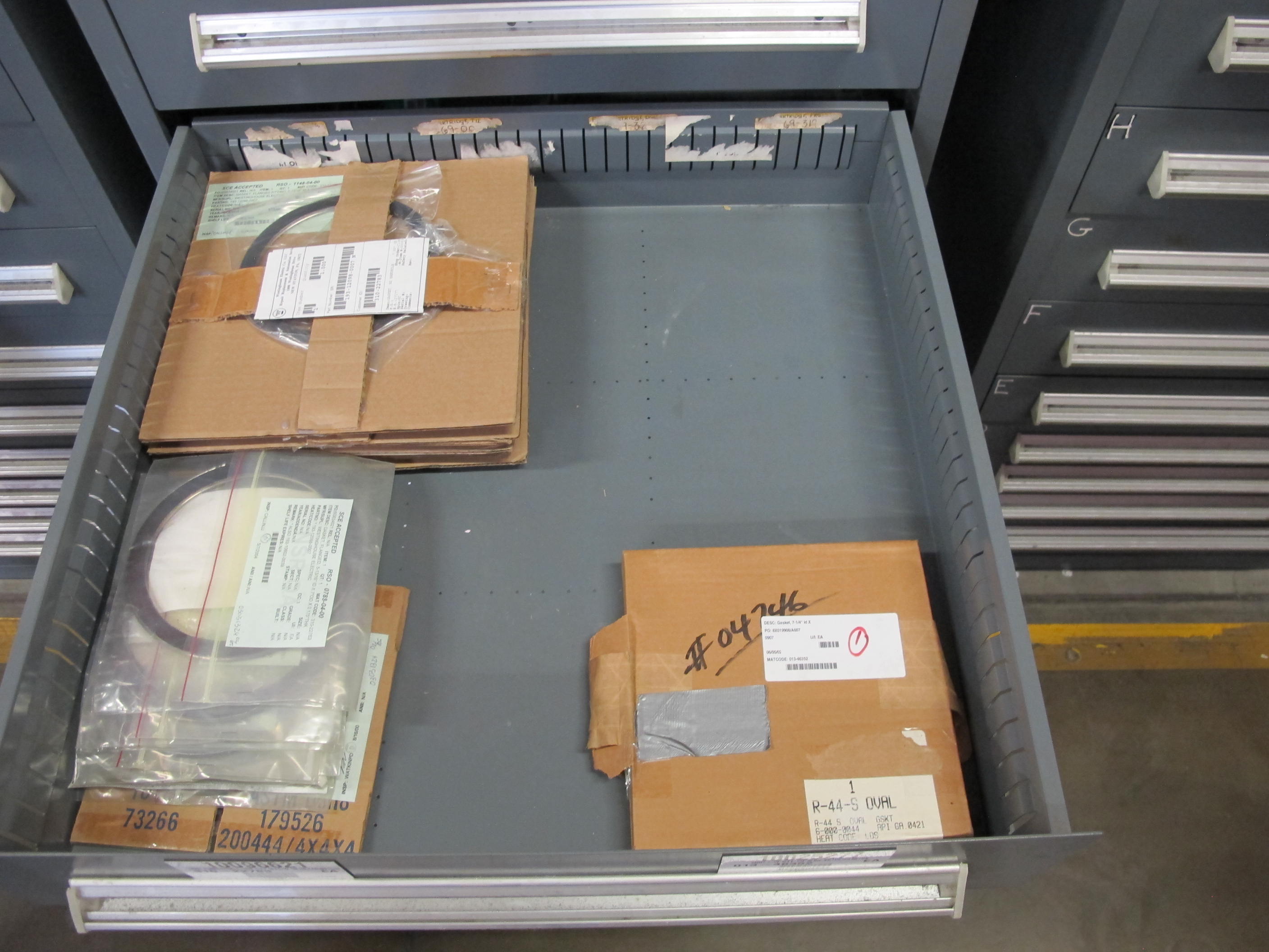 STANLEY VIDMAR HEAVY DUTY 8-DRAWER PARTS CABINET W/ CONTENTS (W-50) LOADING & HANDLING FEE $25-